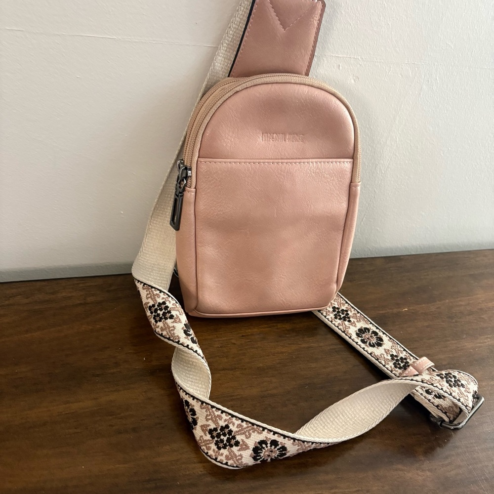 NWOT Imperial Horse Elegant Blush Pink Crossbody Bag Floral Strap boho travel - Picture 2 of 9
